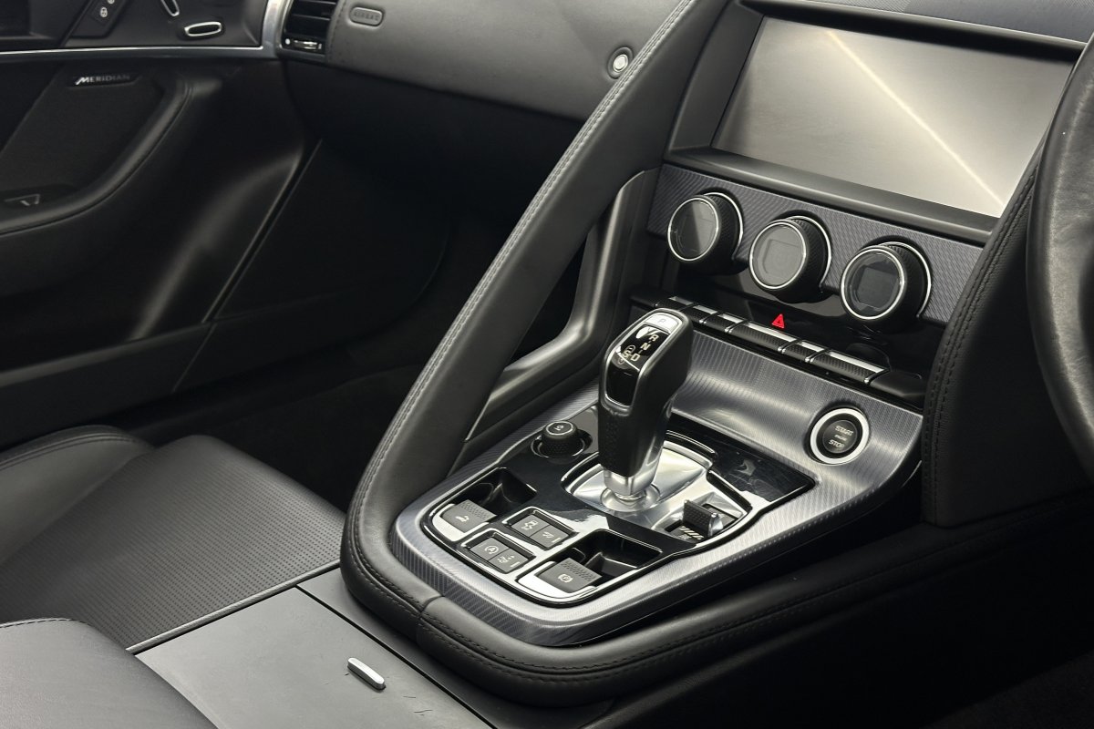JAGUAR F-TYPE 2.0 P300 CONVERTIBLE