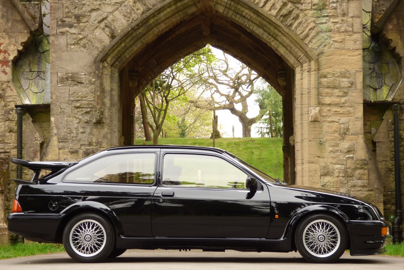 http://www.parkwayspecialistcars.co.uk/uploads/product/zoom_FORD_SIERRA_RS500_COSWORTH_25.jpg
