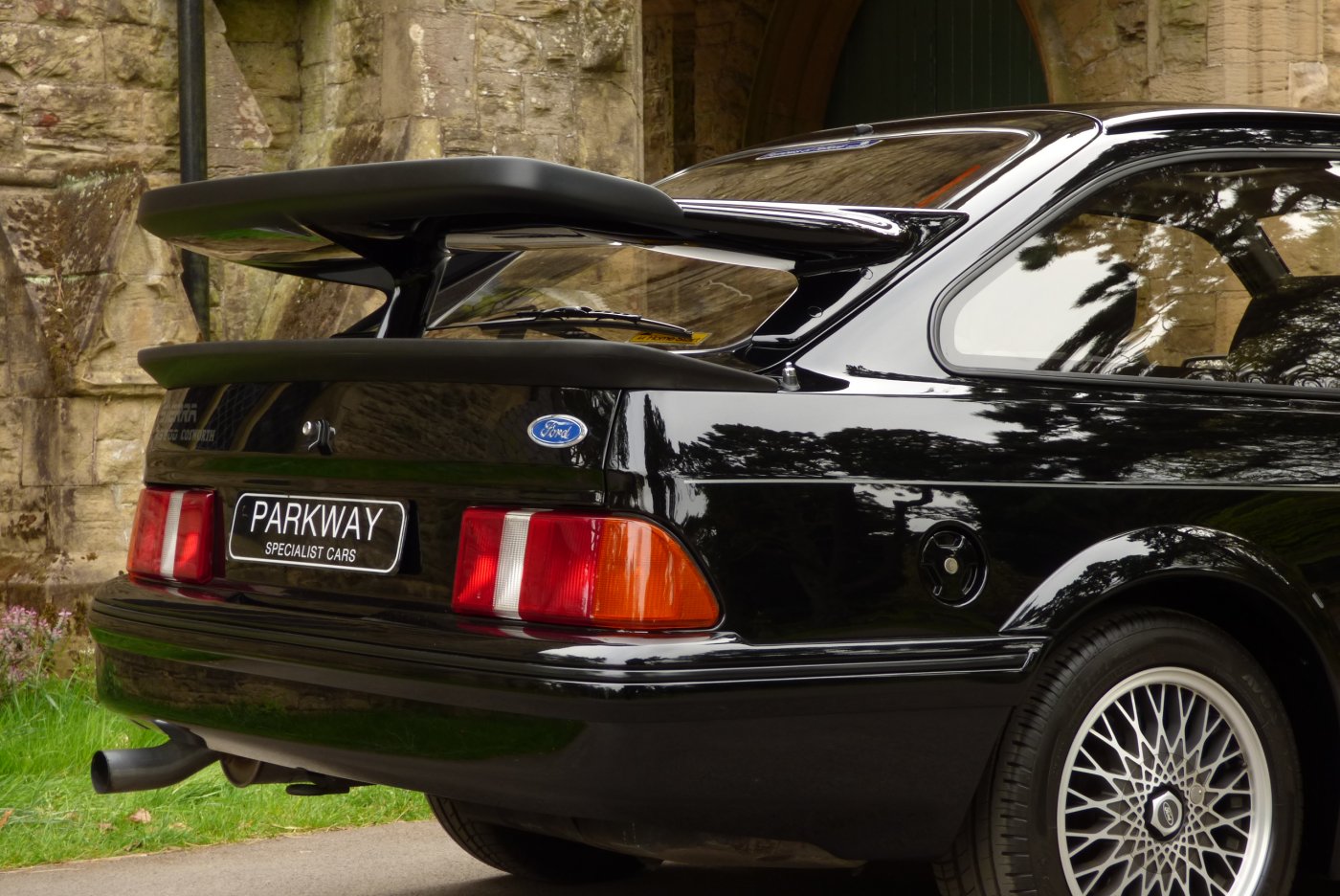http://www.parkwayspecialistcars.co.uk/uploads/product/zoom_FORD_SIERRA_RS500_COSWORTH_42.jpg