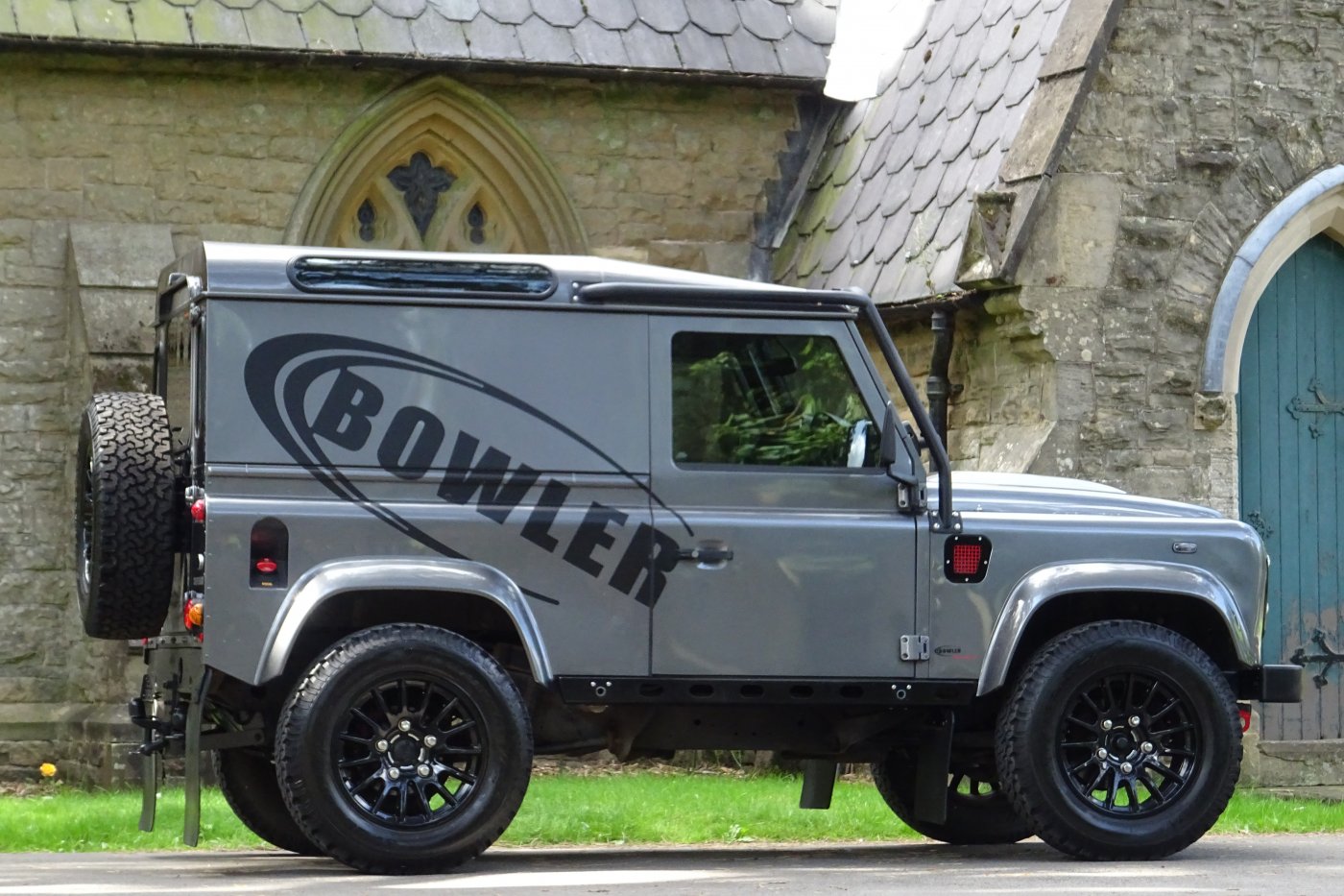 LAND ROVER DEFENDER 90 XS BOWLER FAST ROAD