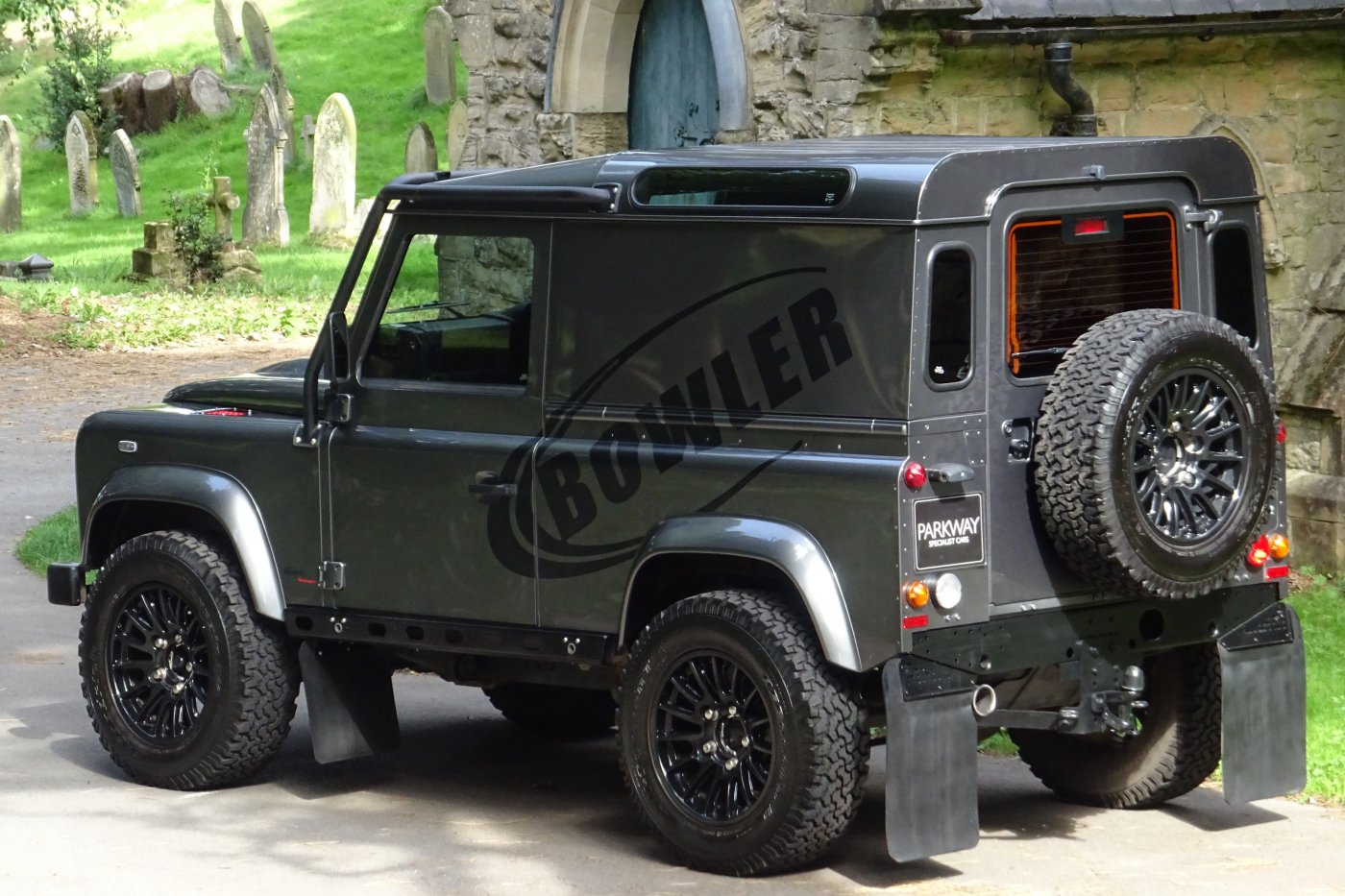 LAND ROVER DEFENDER 90 XS BOWLER FAST ROAD